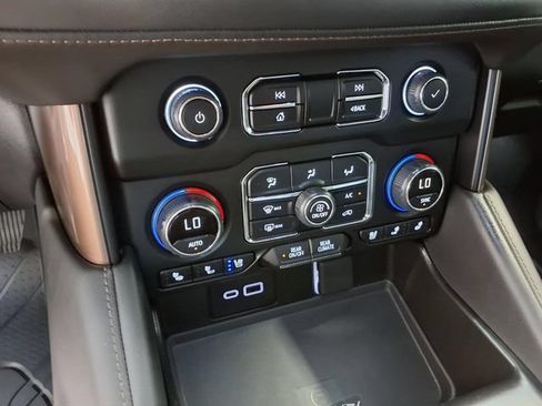 Used 2024 Chevrolet Tahoe High Country AWD/4WD image 15