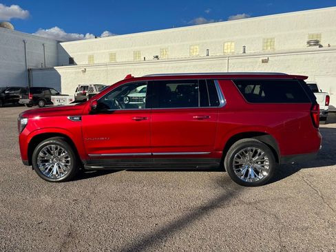 Used 2022 GMC Yukon XL SLT w/ SLT Premium Package image 4
