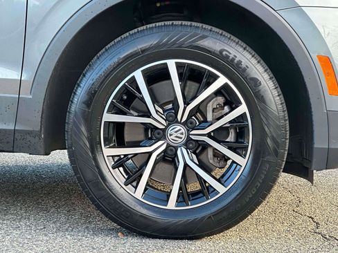 Used 2021 Volkswagen Tiguan SE w/ Panoramic Sunroof Package image 9