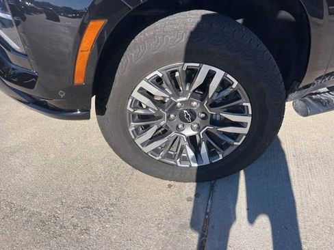 Used 2025 Chevrolet Suburban Z71 w/ Comfort Package image 36