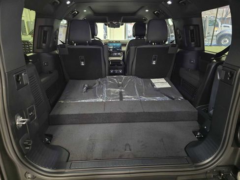 New 2026 Land Rover Defender 130 X-Dynamic SE AWD/4WD image 16