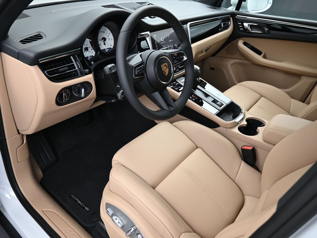 Certified 2025 Porsche Macan AWD/4WD image 4