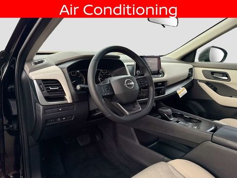Used 2025 Nissan Rogue SV FWD image 9