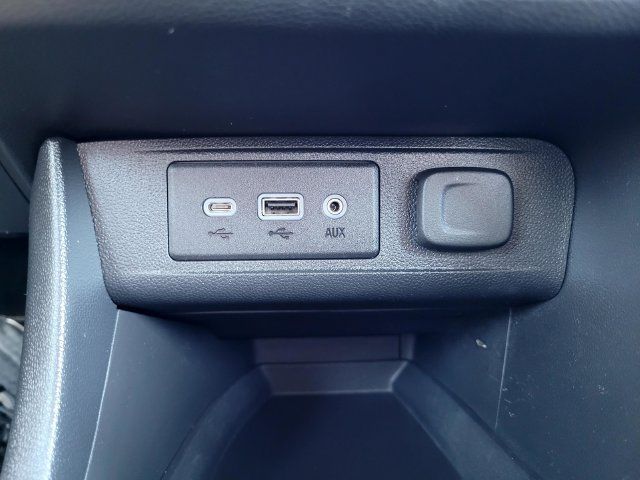 Used 2022 Buick Encore GX Essence w/ Experience Buick Package FWD image 17