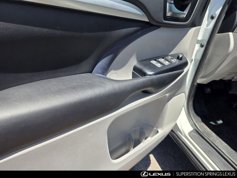 Used 2019 Toyota Highlander XLE AWD/4WD image 11