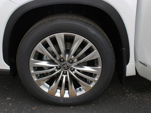 New 2026 Toyota Highlander Platinum AWD/4WD image 16