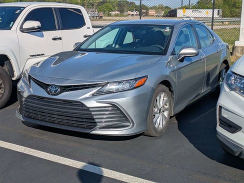 Used 2021 Toyota Camry LE image 5