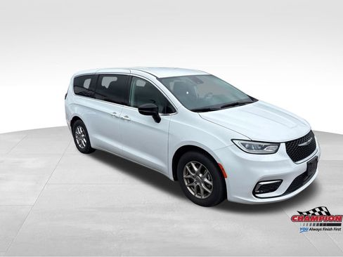 Used 2024 Chrysler Pacifica Touring-L FWD image 7