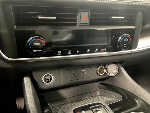 Used 2023 Nissan Rogue SV image 25