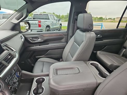 Used 2022 Chevrolet Suburban LT w/ LT Signature Package AWD/4WD image 17