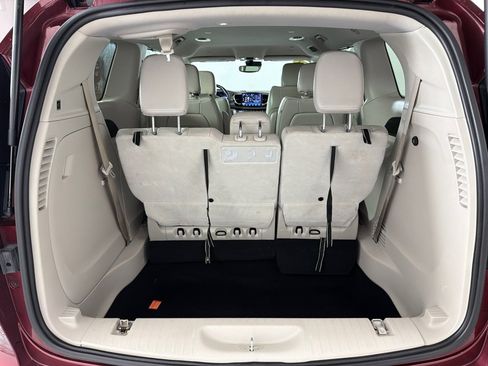 Used 2021 Chrysler Pacifica Touring-L FWD image 19
