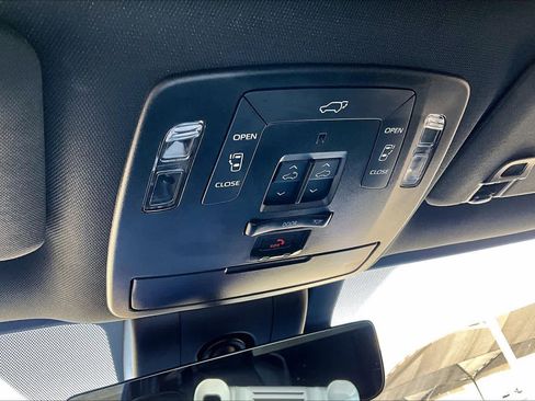 Used 2025 Toyota Sienna Platinum image 30