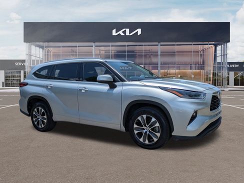 Used 2021 Toyota Highlander XLE FWD image 1