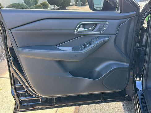 Certified 2025 Nissan Rogue Platinum w/ Platinum Premium Package image 13