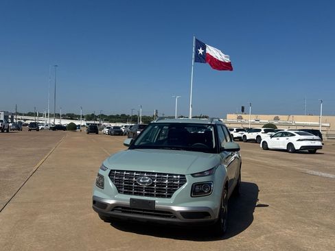 Used 2025 Hyundai Venue SEL FWD image 6