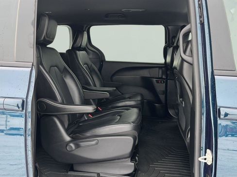 Used 2024 Chrysler Pacifica Limited image 30