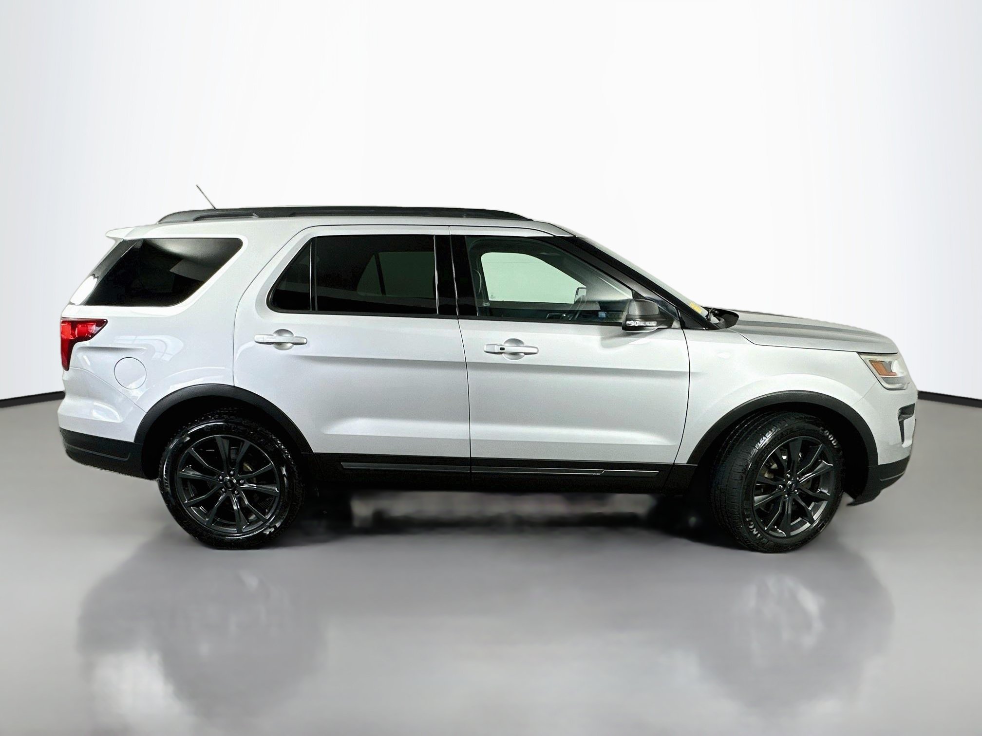 Used 2018 Ford Explorer XLT w/ XLT Appearance Package AWD/4WD image 8