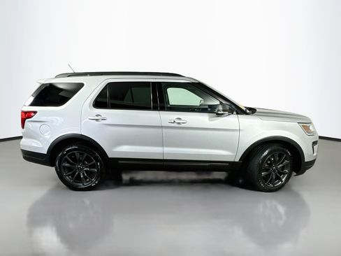 Used 2018 Ford Explorer XLT w/ XLT Appearance Package AWD/4WD image 8