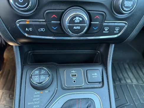 Used 2021 Jeep Cherokee Trailhawk AWD/4WD image 24