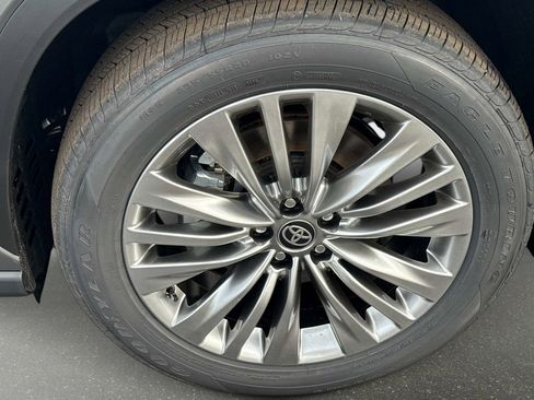 New 2026 Toyota Highlander Platinum image 11