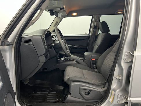 Used 2008 Jeep Commander Sport image 4