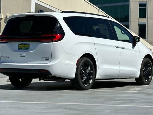 New 2025 Chrysler Pacifica Limited image 4