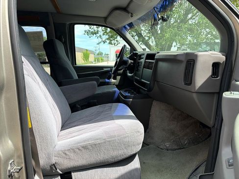Used 2003 GMC Savana 1500 w/ Preferred Equipment Group 3 RWD image 39