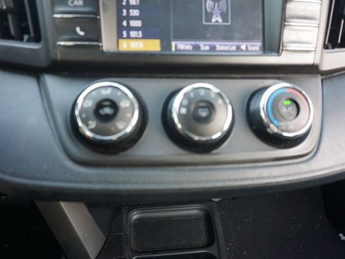 Used 2018 Toyota RAV4 LE FWD image 13