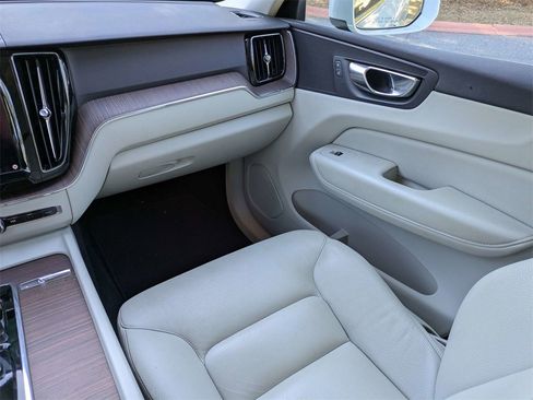 Used 2022 Volvo XC60 B5 Momentum image 15