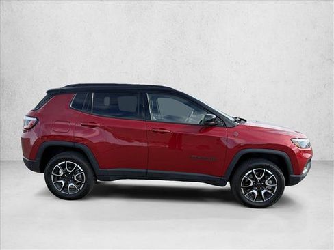 Used 2025 Jeep Compass Trailhawk AWD/4WD image 4