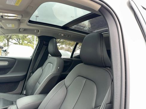 Certified 2024 Volvo XC40 B5 Ultimate w/ Protection Package Premier image 11