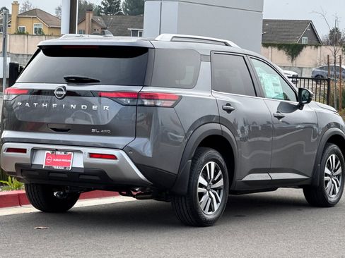New 2025 Nissan Pathfinder SL image 4