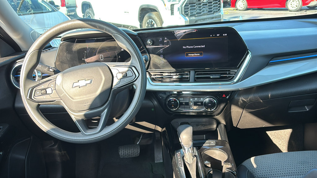 Used 2025 Chevrolet Trax LT FWD image 8