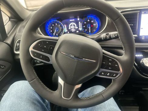 Used 2025 Chrysler Pacifica Select FWD image 12