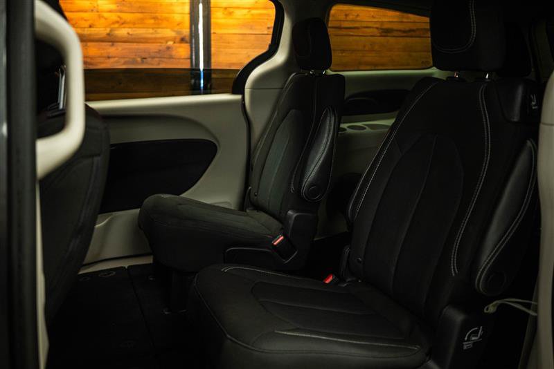 Used 2023 Chrysler Voyager LX FWD image 10