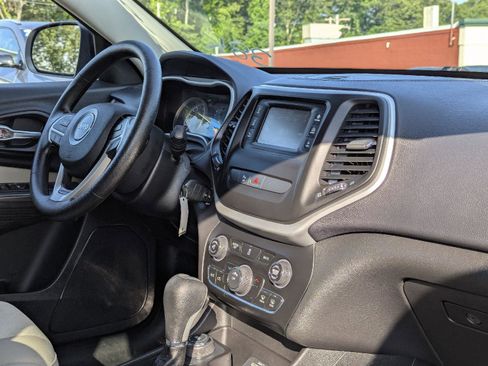 Used 2017 Jeep Cherokee Sport w/ Safety Group image 12