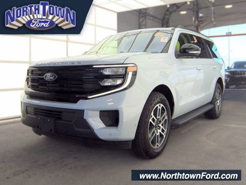 Used 2025 Ford Expedition Active AWD/4WD image 1