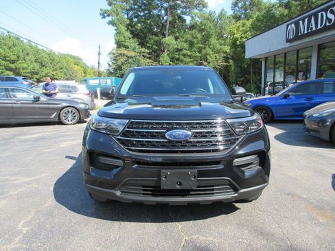 Used 2021 Ford Explorer XLT RWD image 2