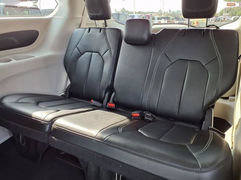 Used 2024 Chrysler Pacifica Touring-L FWD image 18