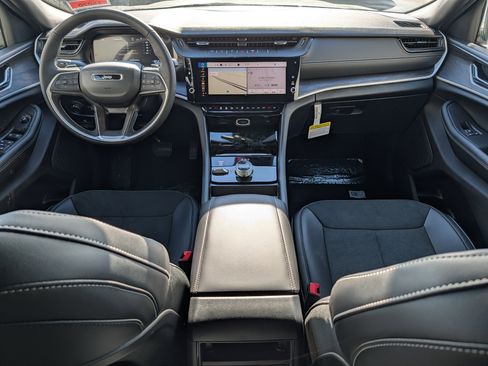 New 2026 Jeep Grand Cherokee Altitude image 8