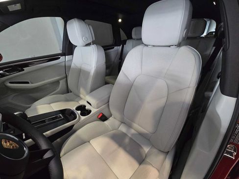 Used 2025 Porsche Macan AWD/4WD image 5
