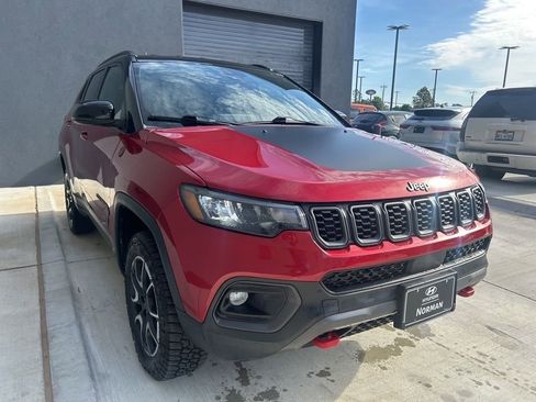 Used 2025 Jeep Compass Trailhawk image 3