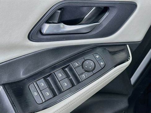 Used 2025 Nissan Rogue SV FWD image 15