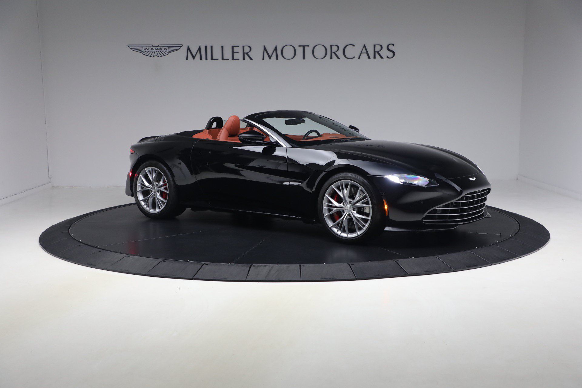 Used 2021 Aston Martin V8 Vantage Roadster RWD image 10
