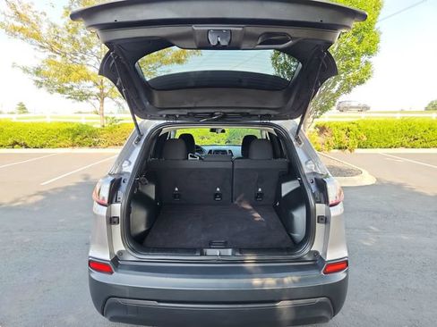 Used 2019 Jeep Cherokee Latitude w/ Popular Appearance Group FWD image 28