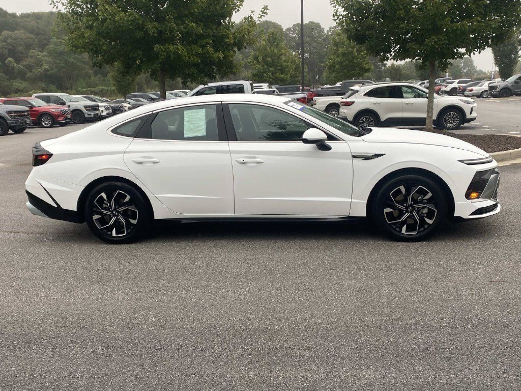 Used 2025 Hyundai Sonata SEL FWD image 2