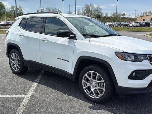 Used 2024 Jeep Compass Latitude AWD/4WD image 2