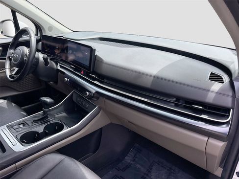 Used 2025 Kia Carnival FWD image 31