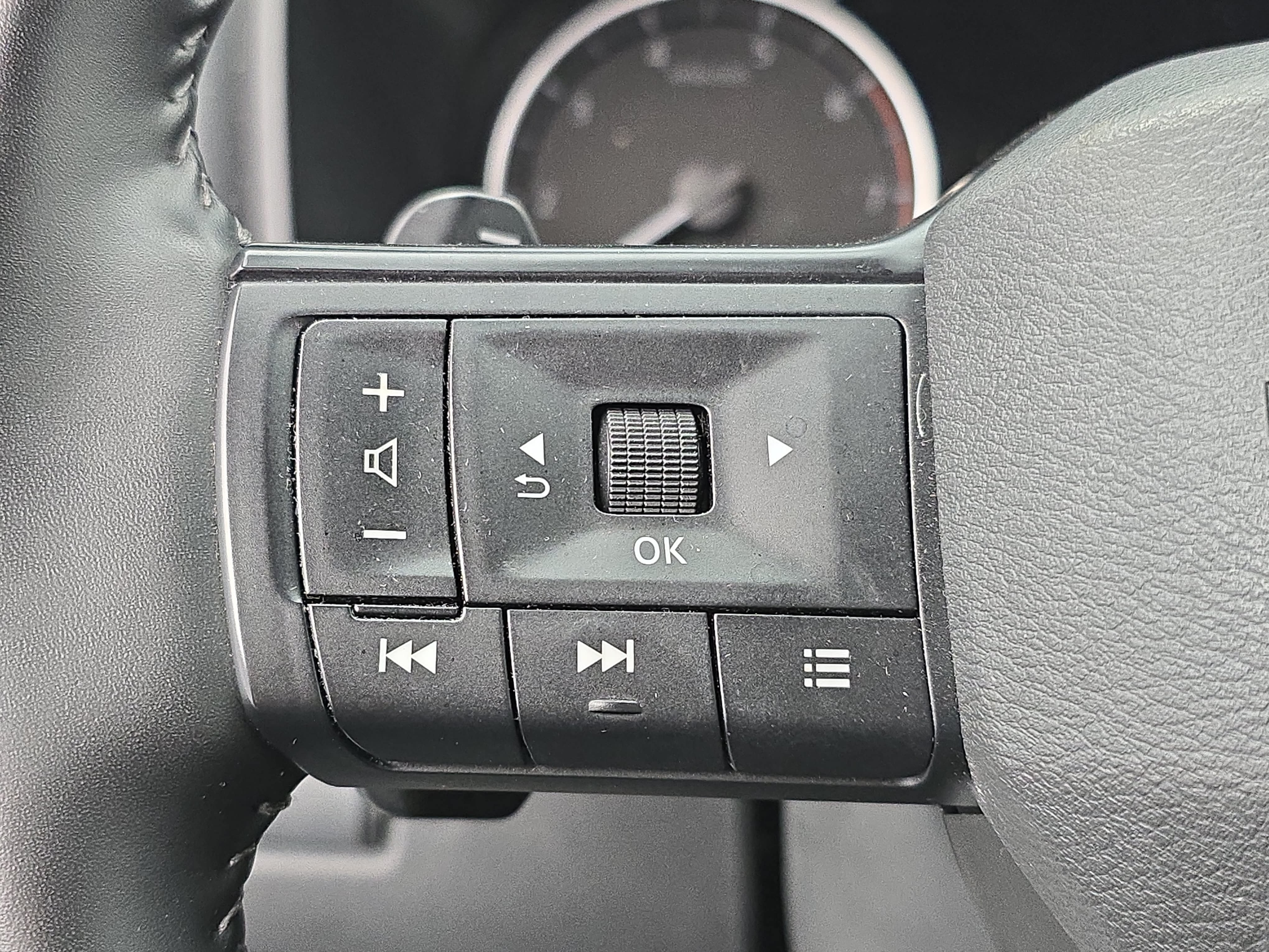 Certified 2025 Nissan Rogue SV FWD image 17