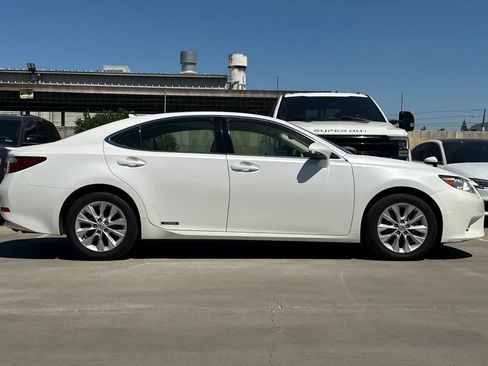 Used 2014 Lexus ES 300h w/ Premium Package w/Bamboo Trim FWD image 9